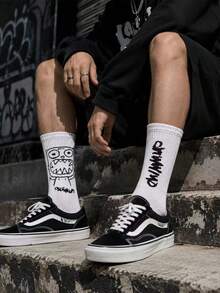 2 Pasang Kaos Kaki Setengah Betis Unisex Motif Huruf Monster Grafiti Hitam Putih - MultiWarna - View 2