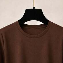 Camiseta Feminina de Cor Sólida com Gola Redonda, Manga Curta e Barra de Renda, Estilo Fashion - Castanho - Visão 4