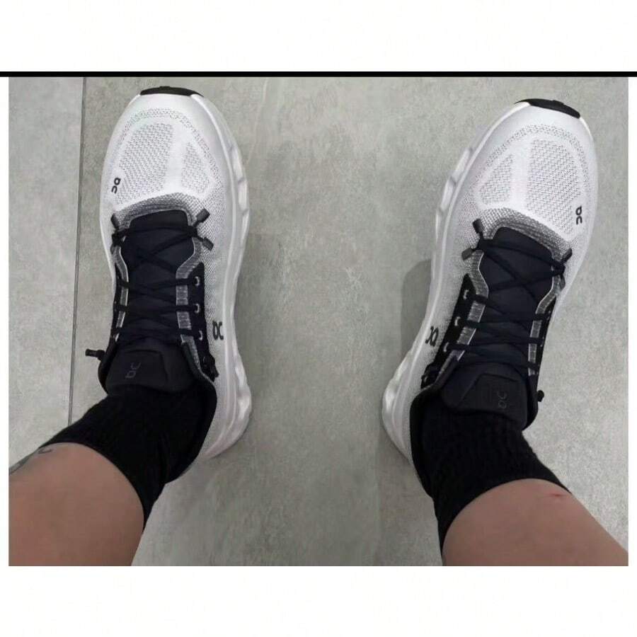 Cloud-Infused Casual Trainers With Breathable Upper. Lightweight Foam Cushions Each Step. Sturdy Traction For City Life. Unisex Essential - 黑與白 - 查看 1