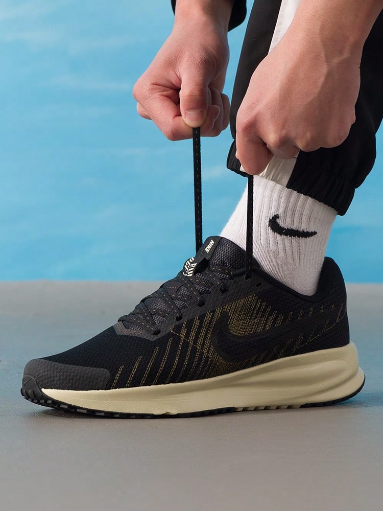 NIKE RUN DEFY 男款輕量運動跑步鞋 透氣舒適緩震休閒鞋 HM9594 - 黑/淺卡其色 - 查看 1