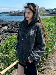1件女款長袖連帽運動衫，附口袋，復古水洗面料，印花圖案，休閒寬鬆版型，適合秋冬 - 黑色 - 查看 3
