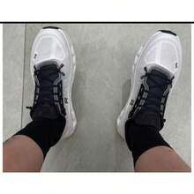 Cloud-Infused Casual Trainers With Breathable Upper. Lightweight Foam Cushions Each Step. Sturdy Traction For City Life. Unisex Essential - 黑與白 - 查看 6