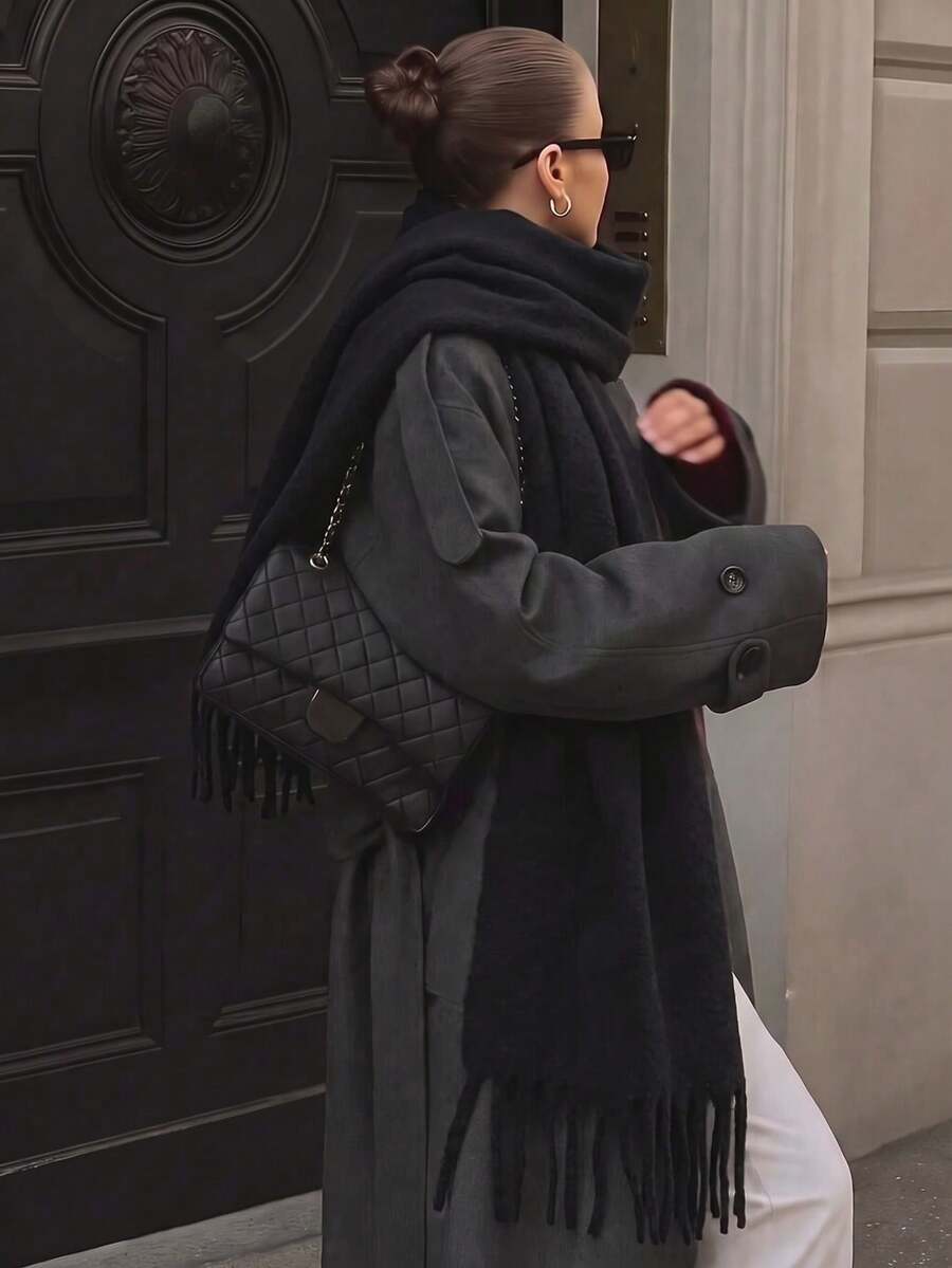 1件女款馬海毛純色百搭學院風優雅厚實保暖黑色圍巾，適合秋冬寒冷天氣與購物穿搭