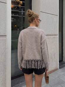 Sweater Crop Lengan Panjang Model Longgar Bahu Jatuh Model Vintage Baru Elegan Musim Gugur/Dingin dengan Bagian Depan Terbuka dan Desain Rumbai - warna oatmeal - View 3