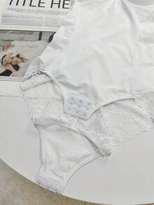 1件女款蕾絲緊身塑形連身內衣，內建胸罩，3排按扣跨部設計方便如廁，可作為外穿衣著，適合各種場合 - 白色 - 查看 6