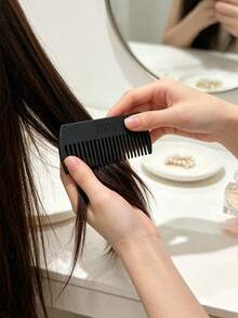 DIOR 啞光黑寬齒髮梳，壓紋 Logo 梳髮理髮梳，便攜防靜電造型梳，女性奢華美容禮品 DIOR‑GIFT‑168 - 黑色 - 查看 4