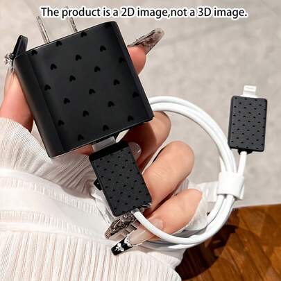Juego de 4 piezas de protector de cargador de teléfono con diseño plano 2D de corazón negro y patrón de pantalla completa, incluye cubierta de cabezal de cargador negro + protector de cable + cuerda de almacenamiento, regalo de estilo coreano lindo para novia y mejor amiga (solo cubierta protectora, cargador no incluido), compatible con cargador 20W/18W