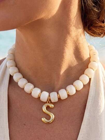 Collier ras-du-cou chic à grosses perles blanches avec initiale, lettre de l'alphabet dorée, style minimaliste et statement