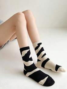 1 Pair Black & White Color Block Women's Socks, Zebra Stripe Fashion Style, Daily Wear - Black and White - View 4