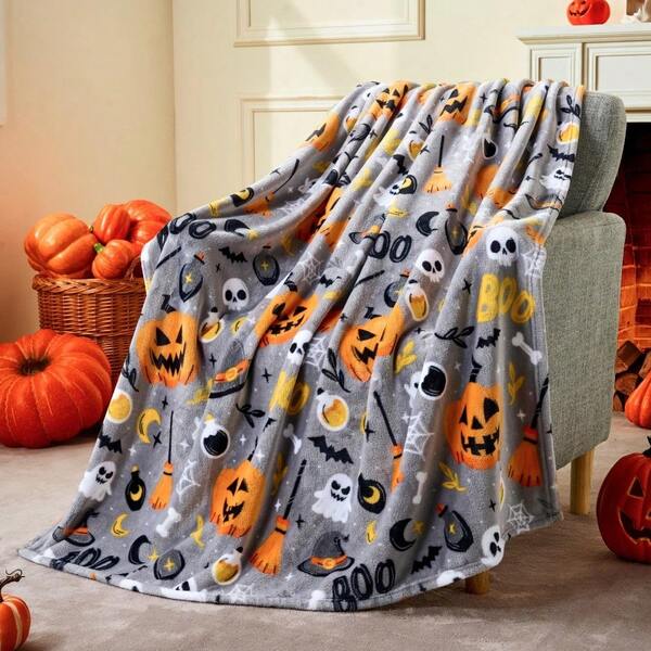 1PC Light Gray Background Cartoon Halloween Pumpkin Ghost Flannel Blanket, Gray Base Covered With Pumpkin Lanterns, Little Ghosts, Witch Brooms, Wizard Hats, Bats, Spider Webs, Moons, Magic Bottles, BOO Funny Letters And Other Classic Halloween Elements, Vintage Gray Tone Contrasting Orange Yellow Pattern, Full Of Childhood Fun Holiday Atmosphere, Super Soft Flannel Skin-Friendly And Warm, Suitable For Sofa Throw, Bedroom Nap Blanket, Dorm Decor, Halloween Theme Holiday Gift.