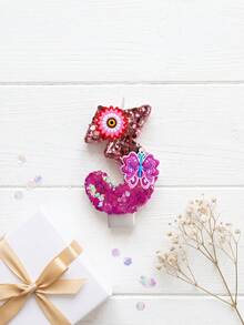 1 Stück farbige Glitzerkerze für Geburtstag, mit roségoldenem Glitzer im oberen Teil und magentafarbenem irisierendem Glitzer im unteren Teil, kombiniert mit kleinen Blumen und lila-rosa Schmetterling aus weichem Gummi. Geeignet für Halloween-Dekoration, Weihnachten - Verschiedenfarbig - Übersicht 5
