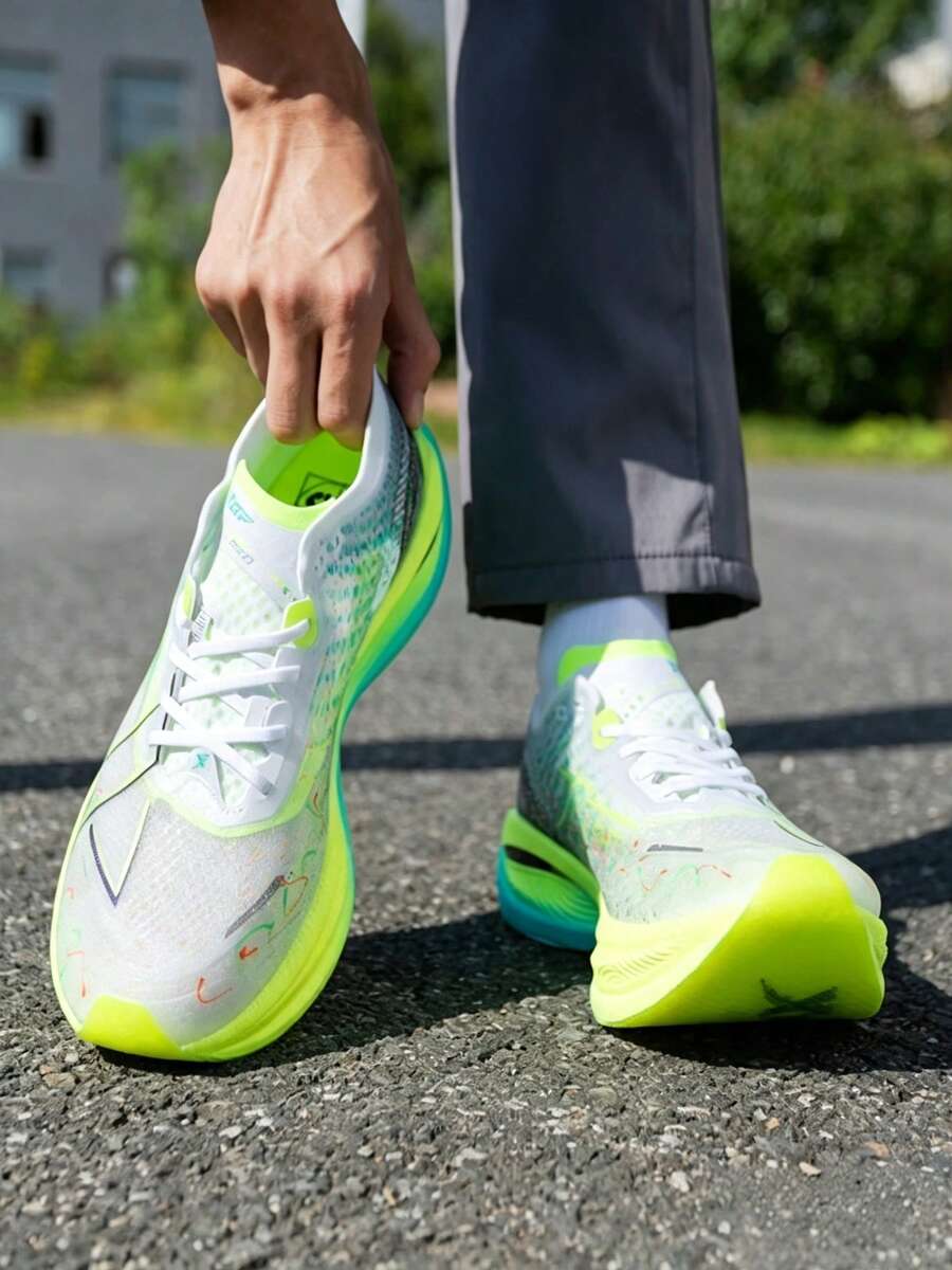 XTEP Sepatu Lari Pria 160X3.0PRO Generasi Terbaru, Sepatu Lari Maraton dengan Pelat Karbon untuk Jarak Jauh dan Mencapai Rekor Pribadi Terbaik. - Putih/Hitam Hijau - View 1