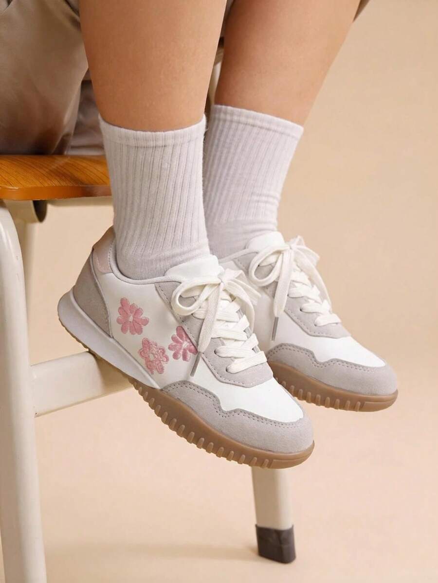 新款刺繡女童運動休閒運動鞋，時尚百搭鞋款