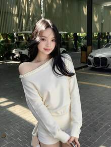 法式溫柔純欲風珍珠裝飾不對稱領口露肩長袖針織上衣 女款秋冬慵懶休閒顯瘦優雅上衣 萬聖節穿搭 - 杏色 - 查看 1