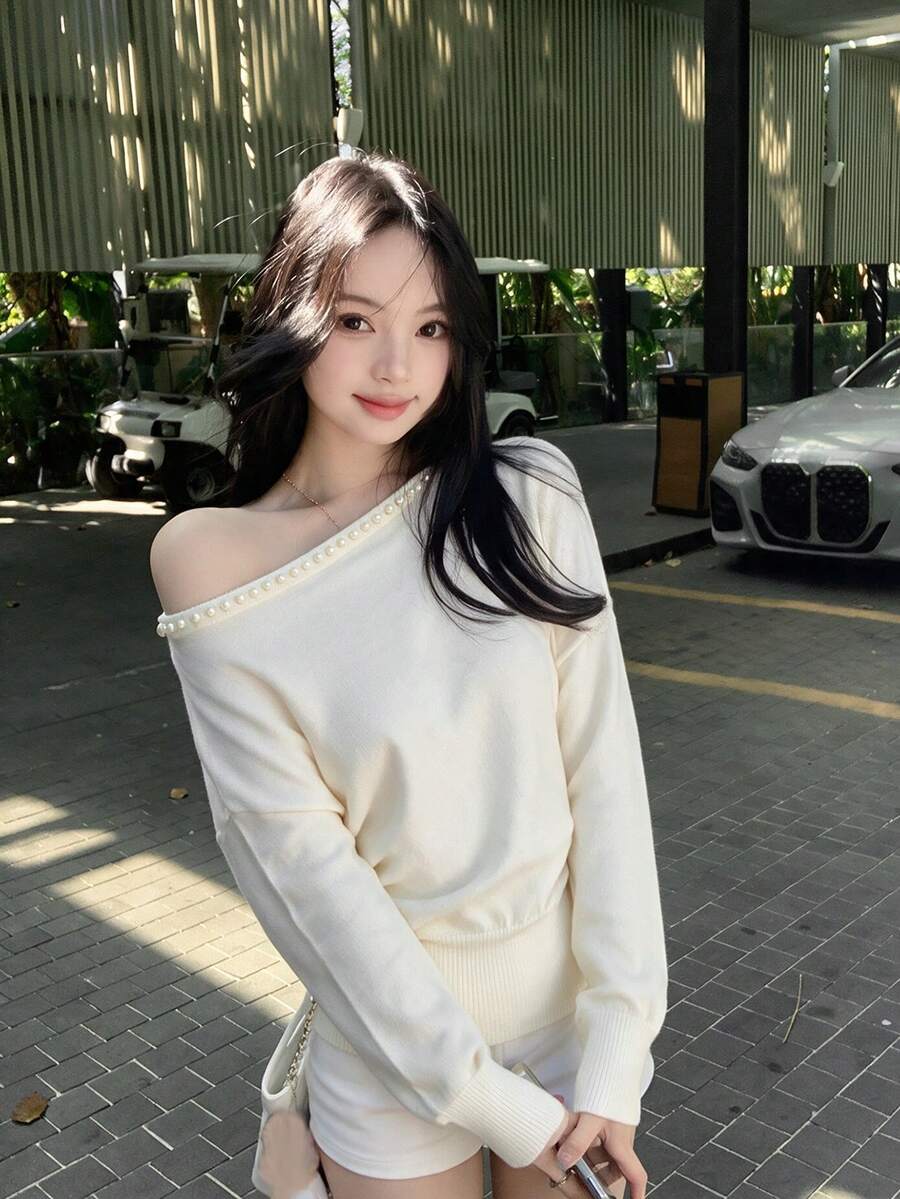 法式溫柔純欲風珍珠裝飾不對稱領口露肩長袖針織上衣 女款秋冬慵懶休閒顯瘦優雅上衣 萬聖節穿搭 - 杏色 - 查看 1