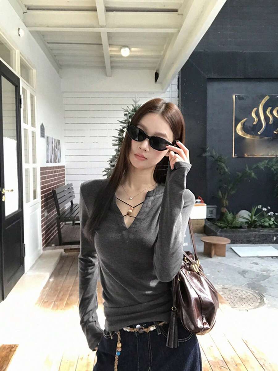 女款秋冬新款修身長袖T恤，灰色底層上衣，性感風格