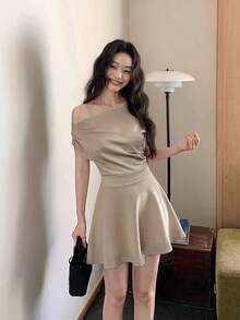 法式性感不對稱單肩女款夏季優雅修身A字迷你洋裝 - 卡其色 - 查看 5