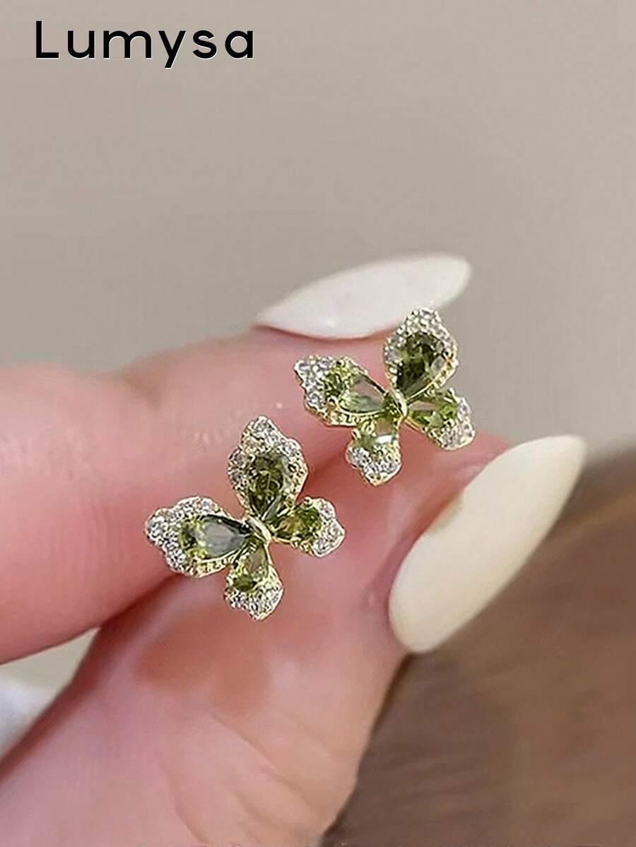 1 par de exquisitos pendientes de botón con mariposa de circonita cúbica transparente, adecuados para el uso diario de las mujeres
