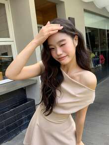 法式性感不對稱單肩女款夏季優雅修身A字迷你洋裝 - 卡其色 - 查看 3