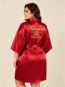 Jubah Pagi Pernikahan Wanita Ukuran Besar dengan Nama Kustom, Piyama Pengantin & Pengiring Pengantin yang Dipersonalisasi, Hadiah Pengiring Pengantin yang Elegan, Gaun Tidur dengan Teks Kustom untuk Persiapan Pagi Hari - Merah - View 2