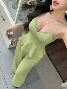 abyoxi 女款橄欖綠V領蕾絲拼接背心上衣，百褶腰與荷葉邊下擺，搭配寬腿長褲，2件套，優雅休閒溫柔風，適合外出、日常穿著、居家、海灘度假，夏季上衣與長褲套裝 - 橄欖綠 - 查看 1