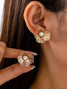 1 Pair Elegant Exquisite Gold Metal Hollow Brushed Rhinestone Flower Women's Ear Clips, Perfect For Daily Wear And Dates, Suitable For Office Wear Women's Jewelry - Yellow Gold - View 1