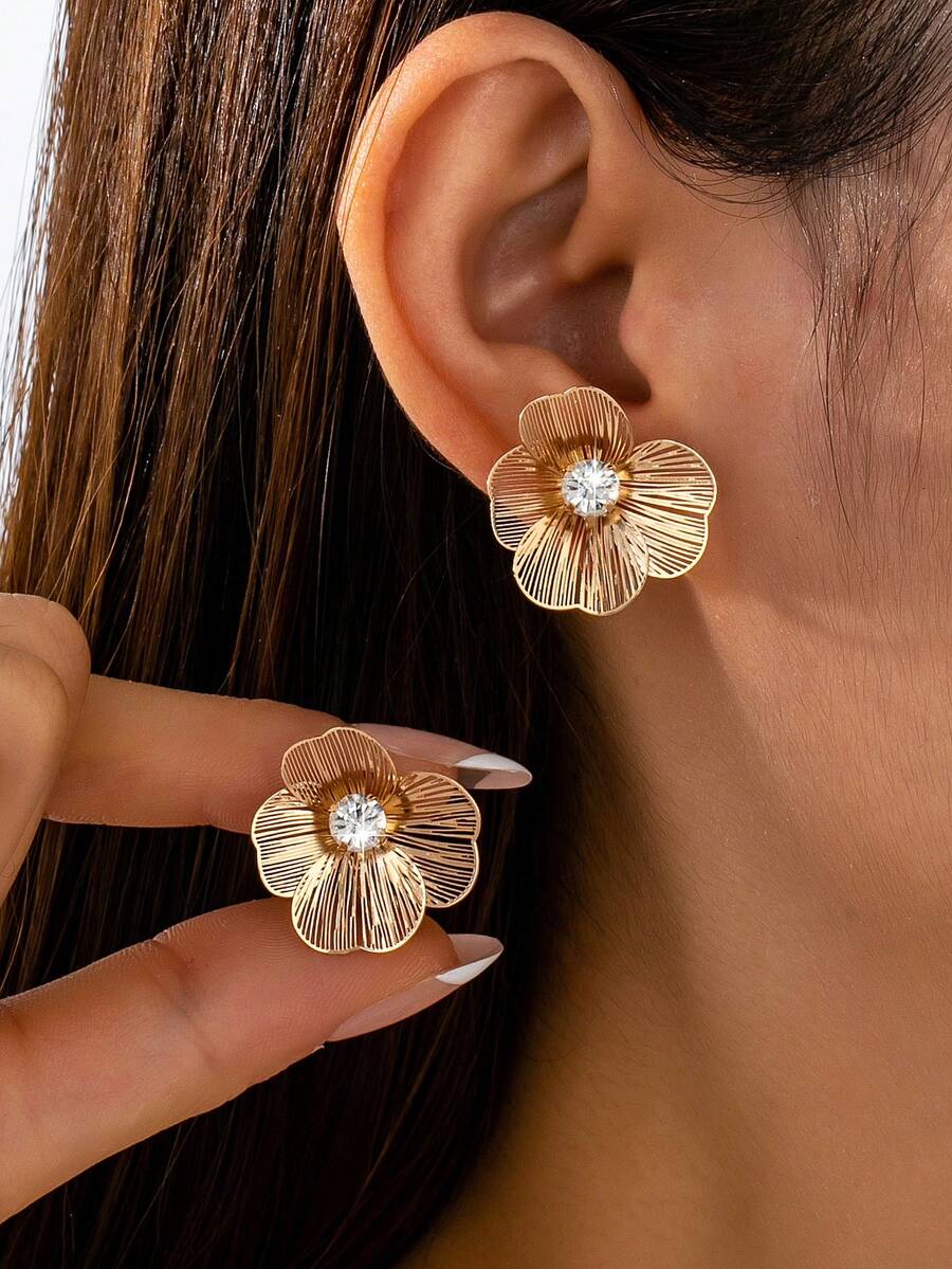 1 Pair Elegant Exquisite Gold Metal Hollow Brushed Rhinestone Flower Women's Ear Clips, Perfect For Daily Wear And Dates, Suitable For Office Wear Women's Jewelry - Yellow Gold - View 1