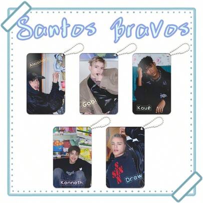 Llavero colgante de acrílico de la banda de chicos Santos Bravos, incluye Drew, Alejandro, Kauê, Gabi, Kenneth, estilo de foto individual, impresión de alta definición laminada a doble cara con cadena de cuentas, se puede colgar en mochila, llaves, accesorios personales, colección de mercancía de apoyo a la banda de chicos europea y americana, adecuado para colgante de bolso, decoración de llaves, mercancía de colección, regalo de apoyo a la banda de chicos europea y americana, regalo de cumpleaños, regalo de Pascua, regalo de Halloween, regalo de Navidad, regalo de fiesta