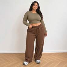 Calça de moletom plus size marrom de malha com cordão, pernas largas e modelagem elástica, ideal para o outono. Perfeita para relaxar em casa. - Marrom - Visão 1