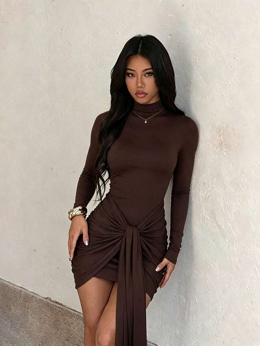 女款優雅棕色假領蝴蝶結細節修身長袖緊身洋裝，時尚婚禮禮服