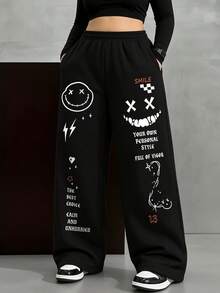 Calça de moletom plus size preta com estampa gráfica, cordão na cintura e pernas largas, estilo streetwear Y2K. Confeccionada em tecido de malha folgado com bolsos. Peça básica e casual - Preto - Visão 1