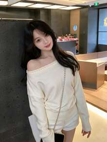 法式溫柔純欲風珍珠裝飾不對稱領口露肩長袖針織上衣 女款秋冬慵懶休閒顯瘦優雅上衣 萬聖節穿搭 - 杏色 - 查看 2