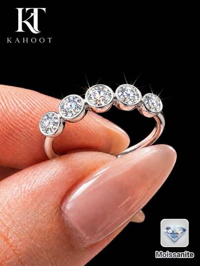 KAHOOT A Stylish Bezel-Set Band Of 925 Sterling Silver With A 0.5-Carat Moissanite, Unisex, Elegant And Simple, Suitable For Everyday Wear.
