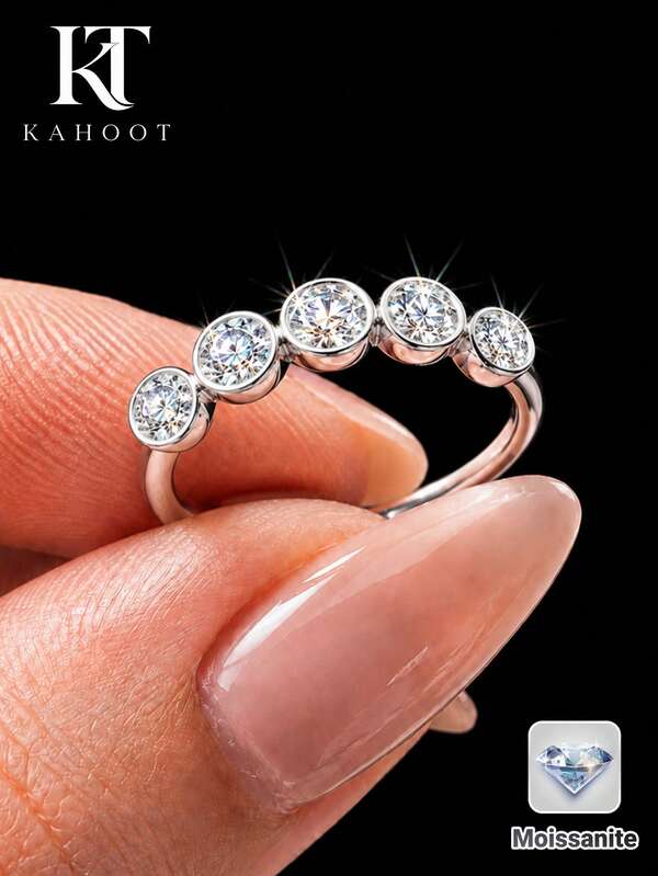 KAHOOT A Stylish Bezel-Set Band Of 925 Sterling Silver With A 0.5-Carat Moissanite, Unisex, Elegant And Simple, Suitable For Everyday Wear.