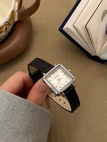 1pc Women's Oval Roman Numeral Casual Elegant Quartz Wristwatch, Suitable For Daily Wear - Black - View 2