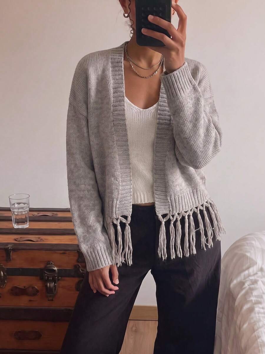 Sweater Crop Lengan Panjang Model Longgar Bahu Jatuh Model Vintage Baru Elegan Musim Gugur/Dingin dengan Bagian Depan Terbuka dan Desain Rumbai - warna oatmeal - View 1