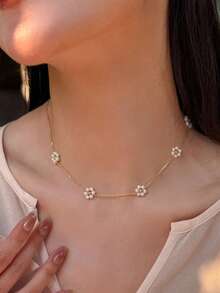 1pc Elegant White 6-Petal Flower Pendant Necklace, Gold-Tone Chain, Suitable For Daily Wear, Vacation, Party, Date Floral Jewelry - Multicolor - View 2