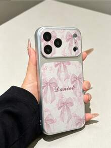 1 buah Casing Ponsel Kustom dengan Nama, Pita Merah Muda Lembut & Pola Bunga, Lapisan Logam Perak, Tekstur Kulit Leci, Jendela Besar, Lensa Pelindung Penuh, Kompatibel dengan iPhone 17ProMax/16Pro/15Pro/14 Plus/13 Pro/12 Pro Max/11/XsMax Aksesoris Ponsel - Putih - View 4