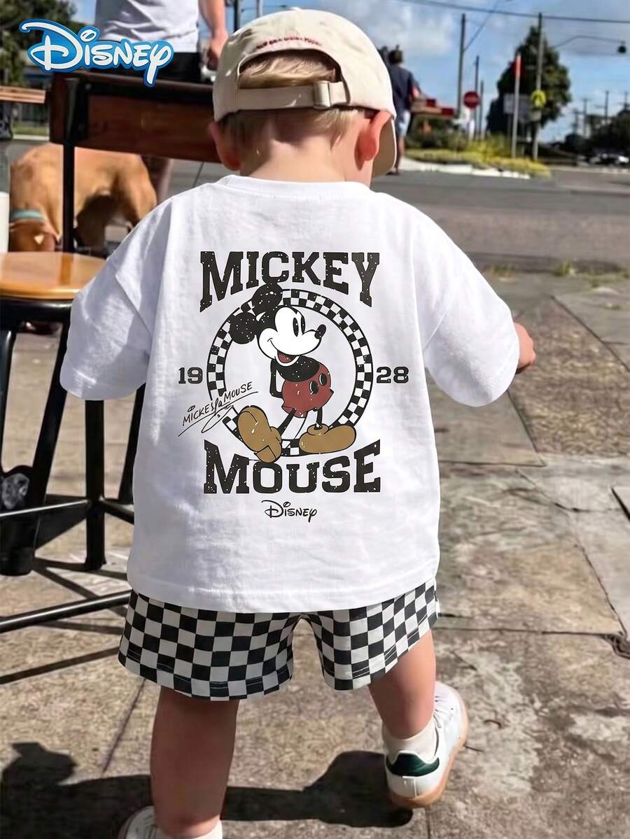 Disney 夏季男嬰 Mickey 經典站姿 1928 印花可愛短袖白色 T 恤 灰白配色拼接格紋滿版印花短褲套裝 卡通圖案微彈力 適合嬰兒新生兒日常穿著服飾 - 白色 - 查看 1
