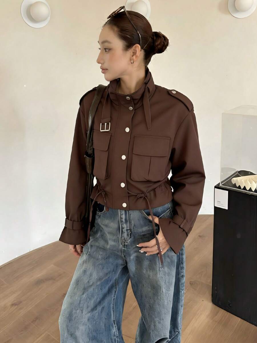 Chaqueta de estilo utilitario para mujer, cuello de embudo de moda, cintura con cordón y múltiples bolsillos, chaqueta corta de motocicleta para verano