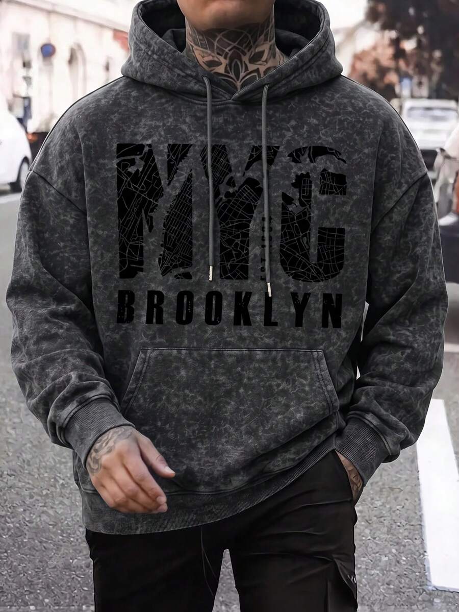 男士秋冬極簡時尚休閒 NYC 印花仿水洗袋鼠口袋抽繩連帽衛衣 - 深灰色 - 查看 1