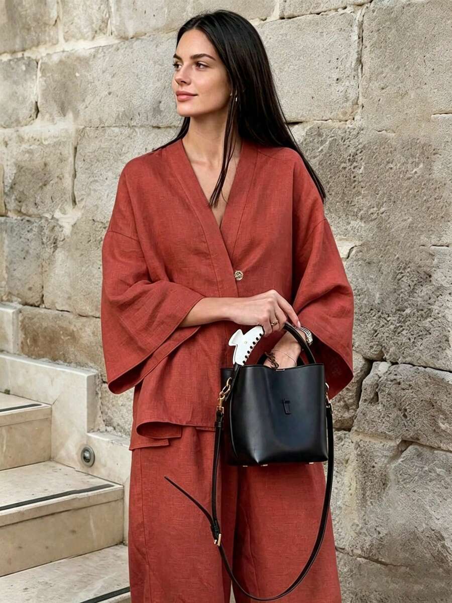 春夏磚紅色V領收腰寬腿褲兩件套，極簡休閒度假日常穿搭，優雅風格