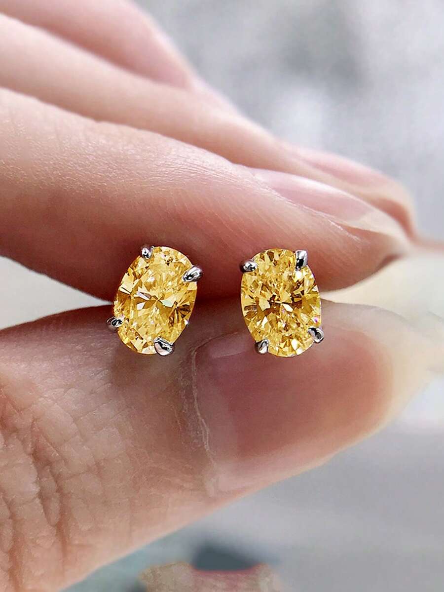 一对优雅的立方氧化锆耳钉，适合女性佩戴，可用于婚礼、订婚、周年纪念、派对、情人节等场合，也是送给母亲的理想礼物。
