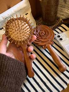 1 Peça Pente Vintage com Almofada de Ar, Material de Sândalo, Pente Esculpido em 3D com Espelho de Maquiagem Portátil, Design de Almofada de Ar para Massagem Confortável do Couro Cabeludo, Pente Desembaraçante e Modelador para Casa e Viagem, Espelho de Maquiagem Adequado para Uso Doméstico, Presente para Amigos e Família - Castanho - Visão 6