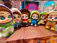 Miniso Disney Pixar Menampilkan Woody, Buzz Lightyear & Karakter Lainnya Seri Bond Figur PVC Blind Box, Kemasan Tertutup Independen, Koleksi Periferal Film Kreatif untuk Pajangan Meja dan Pertukaran Hadiah (Gaya Acak 1 Buah), 14+ - MultiWarna - View 2