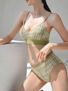 DAZY 2 Pieces Fresh Green Seamless Lingerie Set, Classic Plaid Matching Set (V-Neck Wireless Pad-Free Camisole Bra + Women's Briefs). - Green - View 3