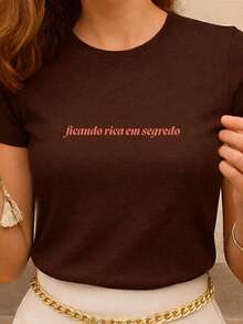 Blusa Ficando Rica em Segredo Feminina Estampada Frase Engraçada Viral 100% Algodão Confortável - Marrom - Visão 1