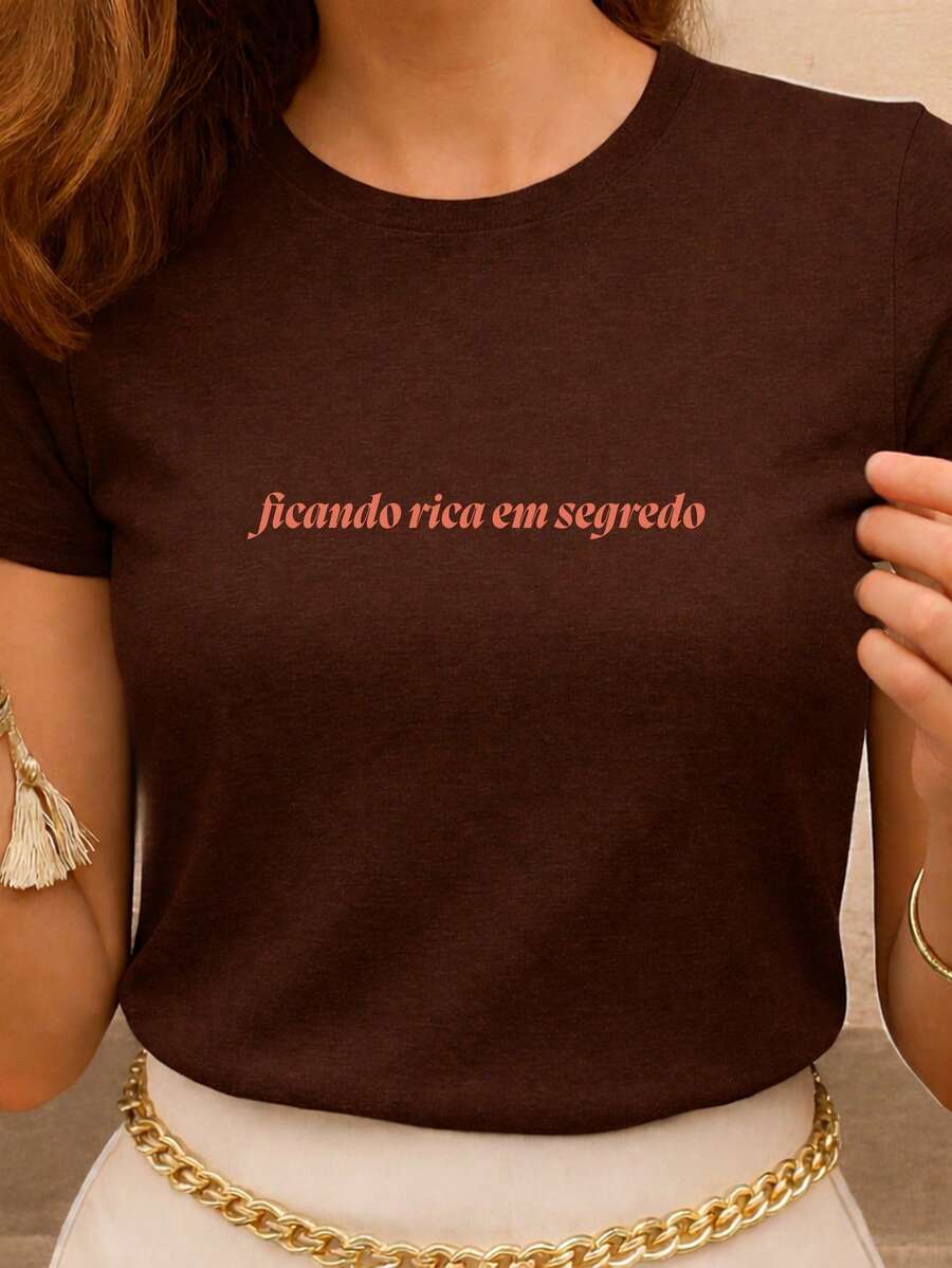 Blusa Ficando Rica em Segredo Feminina Estampada Frase Engraçada Viral 100% Algodão Confortável - Marrom - Visão 1