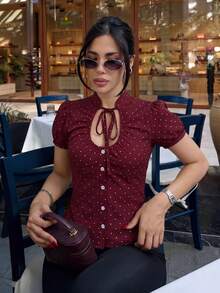 Blusa de moda francesa dulce de verano 2026 con cuello en V, manga corta, lazo en la cintura, ceñida, de lunares, para uso casual en citas, brunch y diario, color blanco - Gris - Ver 2