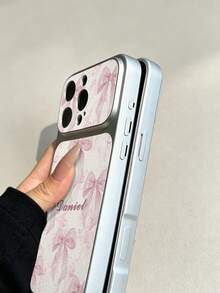 1 buah Casing Ponsel Kustom dengan Nama, Pita Merah Muda Lembut & Pola Bunga, Lapisan Logam Perak, Tekstur Kulit Leci, Jendela Besar, Lensa Pelindung Penuh, Kompatibel dengan iPhone 17ProMax/16Pro/15Pro/14 Plus/13 Pro/12 Pro Max/11/XsMax Aksesoris Ponsel - Putih - View 6